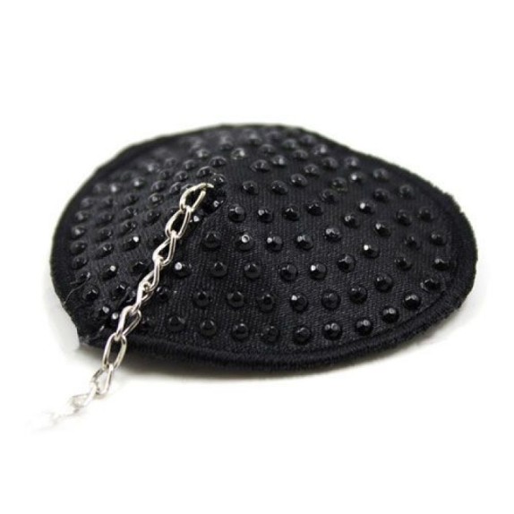 COPRICAPEZZOLI SEXY A FORMA DI CUORE CON CATENENELLA HEART CHAIN