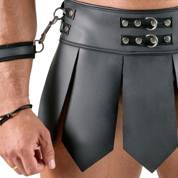 SET BONDAGE UOMO CON HARNESS E GONNA GLADIATORE CON MANETTE